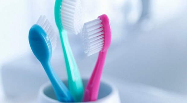 Чистить зубы можно только своей зубной щеткой.