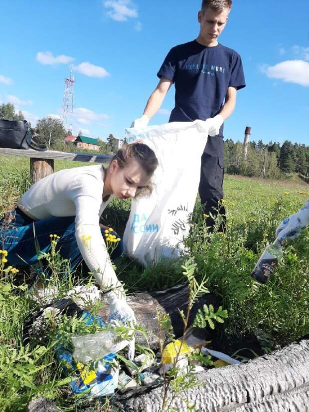 В Западной Двине студенты-волонтеры убрали берег реки от мусора