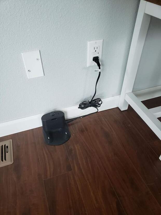 "Roomba не вернулся домой прошлой ночью после плановой уборки, и мы нигде не можем его найти"