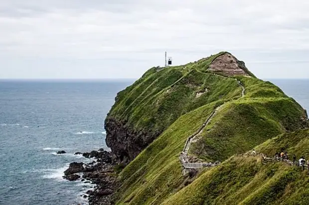 В Японии в районе исчезновения круизного судна нашли семерых человек