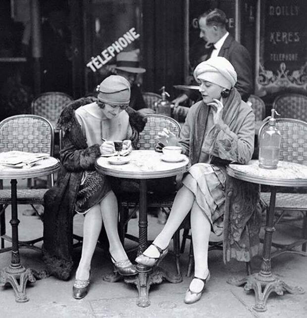 20 -ые годы, 20 века, Парижское кафе... А какое великолепное изящество моды и даже современно!