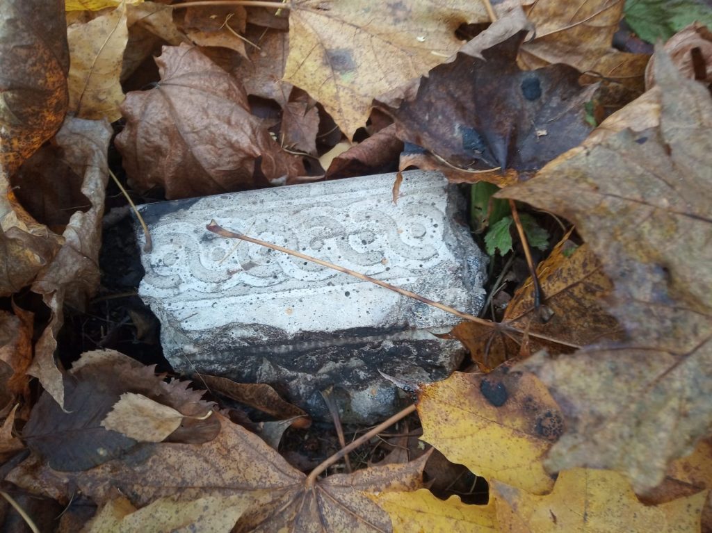 Эта плитка могла быть одним из элементов старинного дачного дома / Фото: Татьяна Пименова