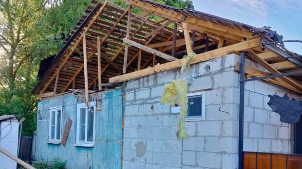 В результате украинского удара по курскому поселку Теткино загорелись три дома