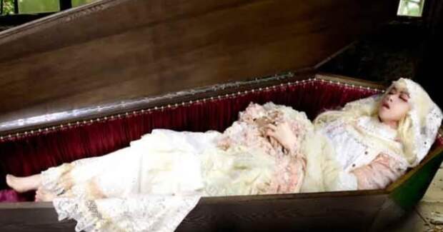 В Японии начали продавать «вампирские» кровати в виде гробов