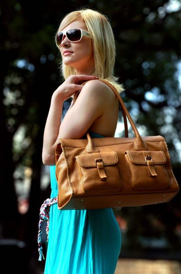 Женщина носит сумку на одном плече. /Фото: fashion-likes.ru