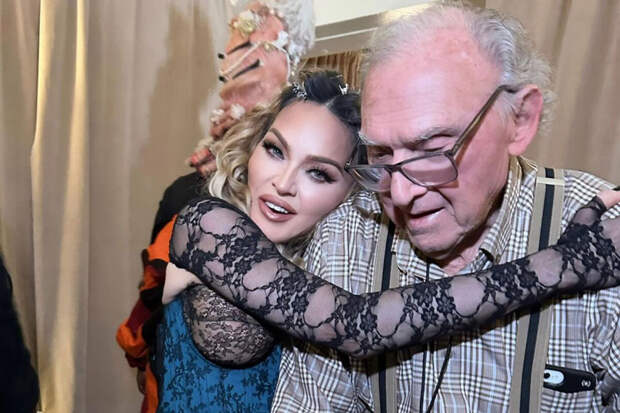 Певица Мадонна опубликовала фото с 93-летним отцом