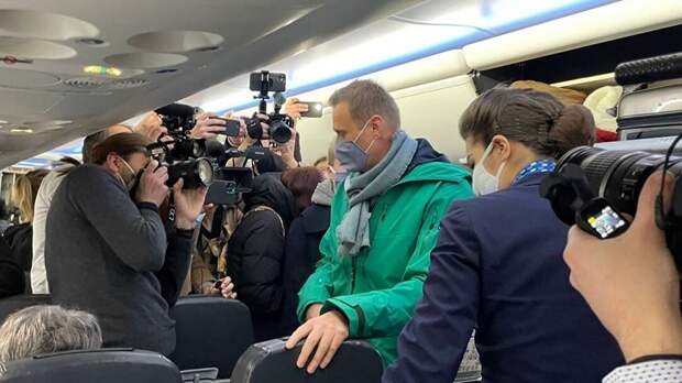 Алексей Навальный в салоне самолета авиакомпании Победа - РИА Новости, 1920, 27.01.2021