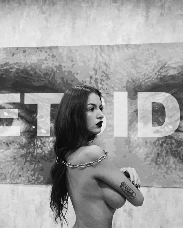 Участница Pussy Riot Рита Флорес (Маргарита Коновалова): горячая активистка прикрывает грудь