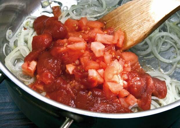 добавление помидоров к луку для свиных ножек на тушеной капусте