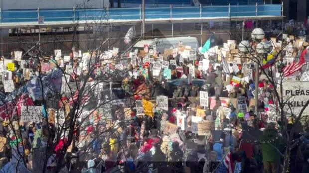 Тысячи протестующих требуют вывода агентов миграционной службы из Миннеаполиса