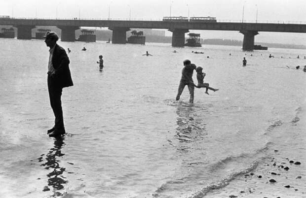Городской пляж. СССР, Новокузнецк, 8 августа 1982 года. Городской пляж. СССР, Новокузнецк, 8 августа 1982 года.