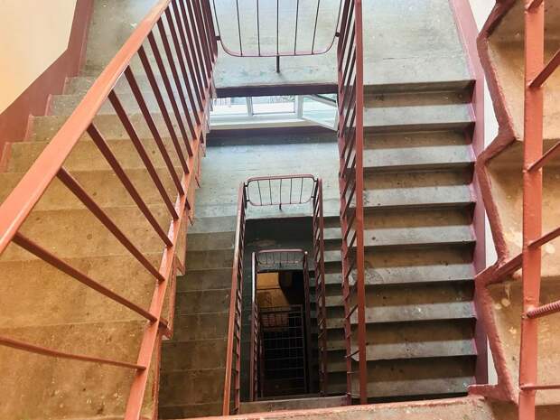 Насмерть забившего подругу в парадной на Энтузиастов мужчину задержали