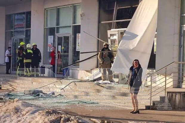 Очевидцы сняли на видео оцепленный после взрыва вход у Россельхозбанка в Москве