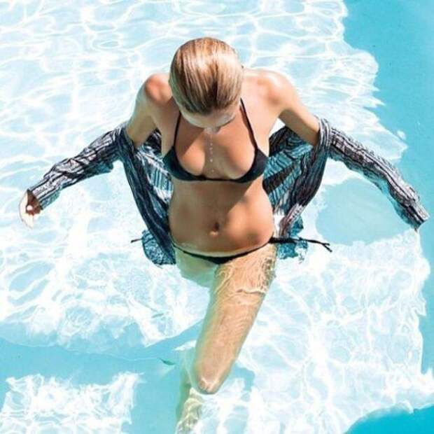Девушки в бикини (45 фотографий)