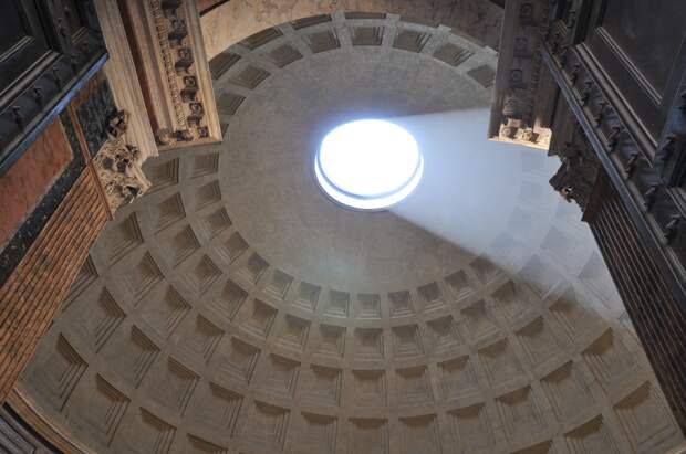 Lampo di luce al Pantheon.jpg