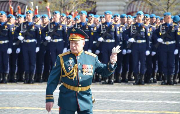 Главком сухопутныйх войск РФ, командующий парадом генерал Армии Олег Салюков