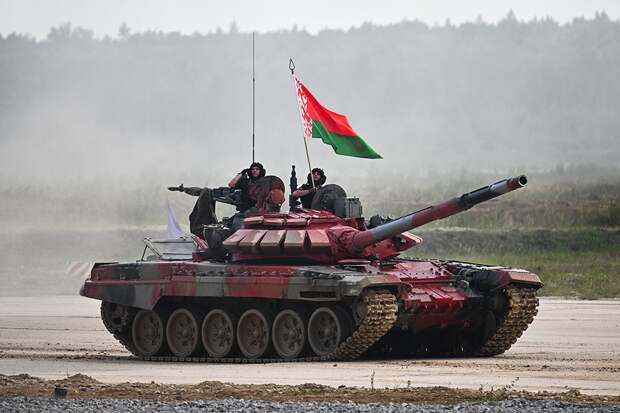 Лукашенко поздравил танкистов с профессиональным праздником