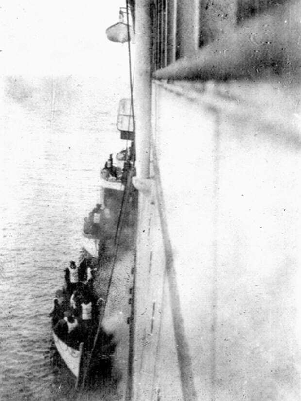 Выжившие с «Титаника» пересаживаются на спасательное судно «Карпатия» в 1912 году