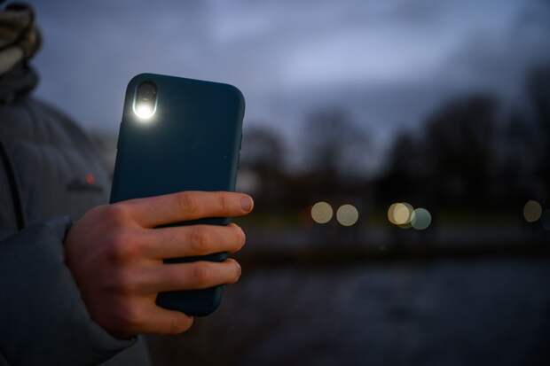 Блогерша показала светящуюся грудь и взволновала пользователей сети