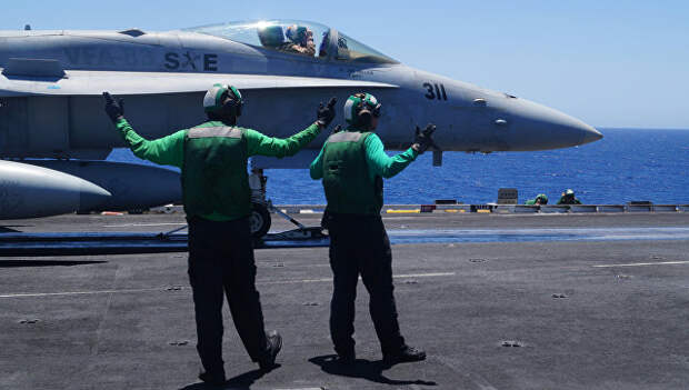 Истребитель F-18 ВМС США на палубе авианосца Гарри Трумэн в Средиземном море. Архивное фото