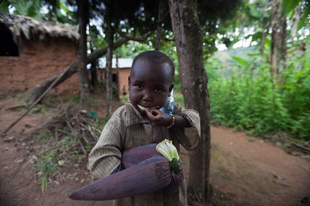 Этот ребёнок из Бурунди, где семья в месяц тратит $29, любит играться с сушёной кукурузой в мире, дети, игрушка, люди, страны