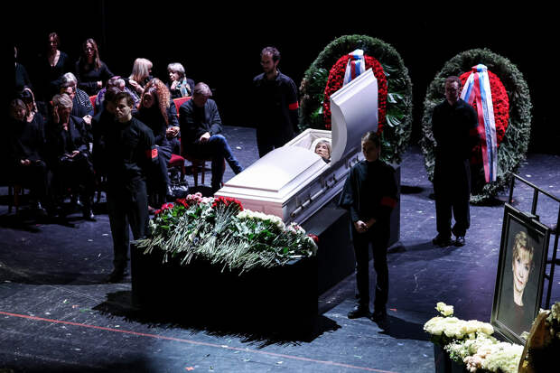 Хабенский, Миронов, Шахназаров: кто пришел на прощание с Алентовой