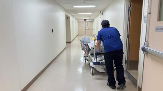 Россиянка провалилась в колодец в отеле Африки и сломала обе ноги