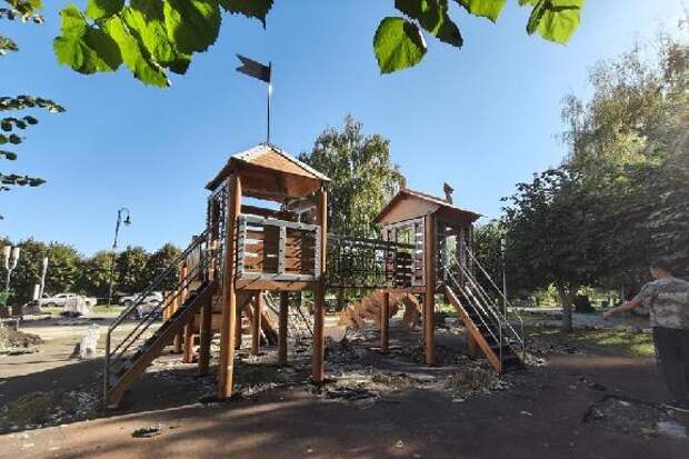 В детском городке "Лукоморье" на Набережной устанавливают игровое оборудование