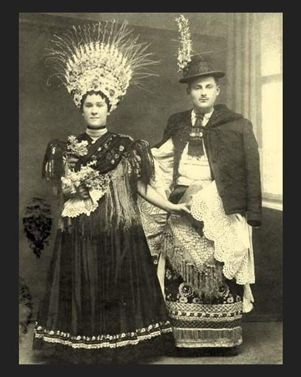 Венгрия. Здесь женщины тоже носили высокие "короны" из растений (пшеница, рожь, цветы и т.п.) исторические фото, история, мода, прическа, свадьба, факты