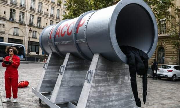 Экологические активисты в Париже протестуют против нового нефтепровода в Африке.