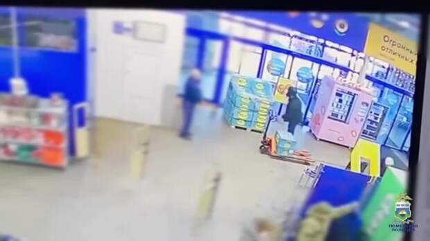 Тюменец украл 1,4 т огурцов и 400 кг бананов для продажи в своем киоске