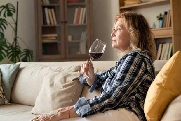 Женщинам назвали ухудшающую симптомы менопаузы распространенную привычку