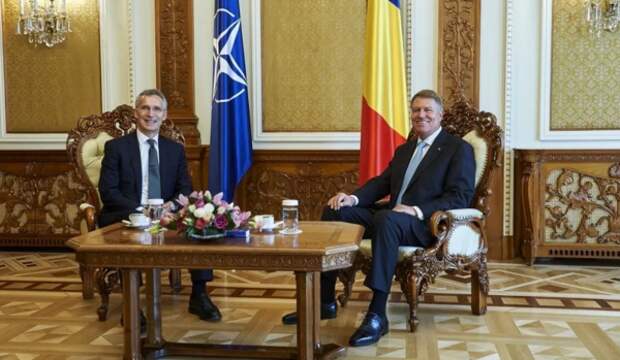 Генсек НАТО Йенс Столтенберг с президентом Румынии Клаусом Йоханнисом. Фото с сайта: Frontnews.eu