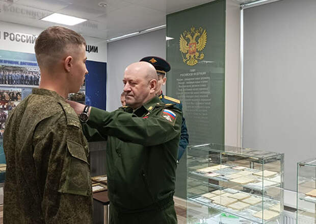 Начальник войск радиационной, химической и биологической защиты ВС РФ вручил ведомственные награды участникам специальной военной операции