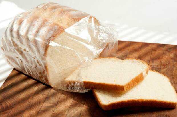Перед заморозкой хлеб нужно порезать. / Фото: nastroy.net