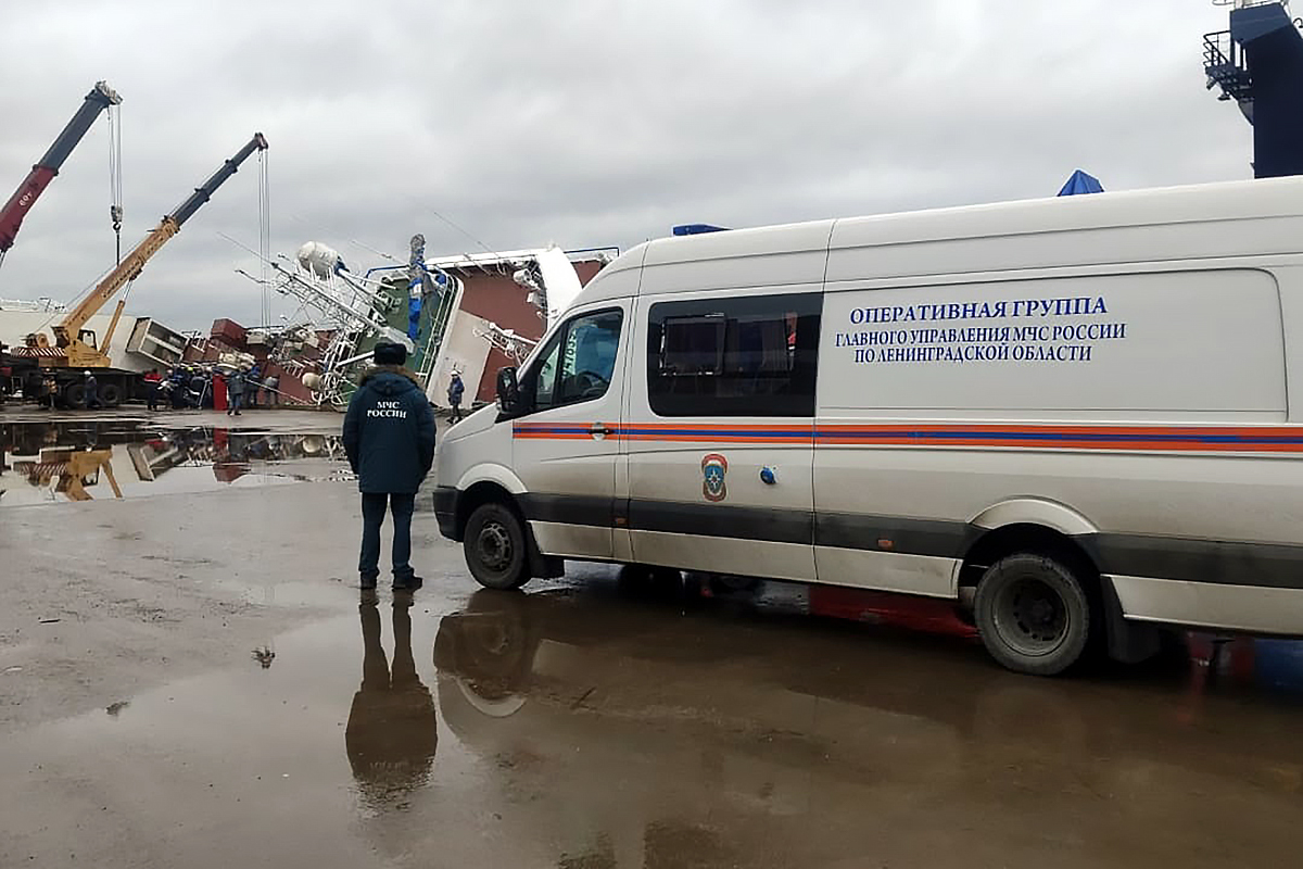 Два человека пострадали при опрокидывании строящегося судна в Ленобласти