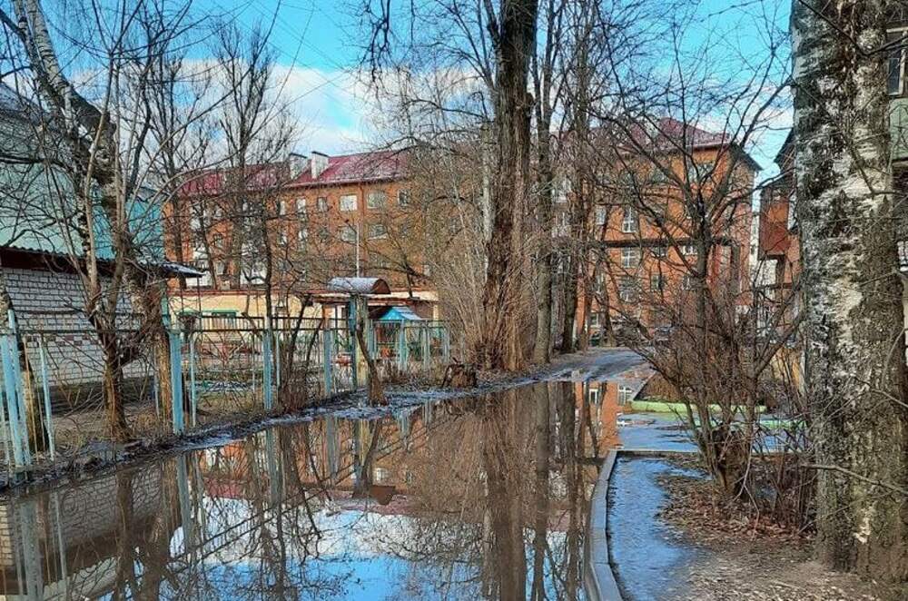 Вода смоленска. Киров дворы. Вода во дворе.