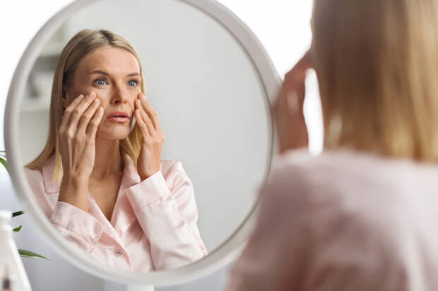 Дерматолог Уразаева: синий свет от экранов может вызвать пигментные пятна на лице