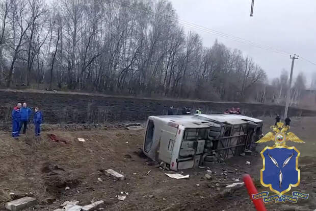 Минздрав: девять пострадавших эвакуируют с места ДТП в Саратовской области