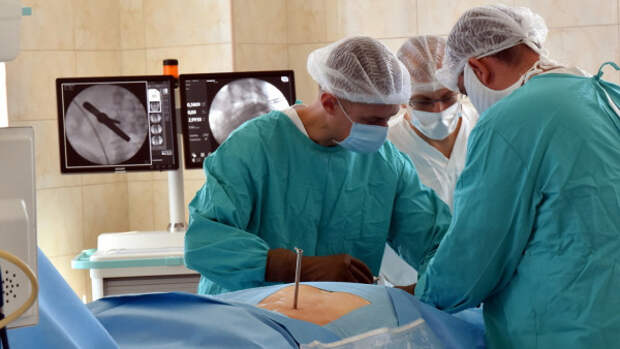Крымские нейрохирурги впервые провели эндоскопическую операцию при спинальной патологии