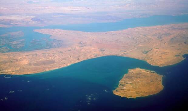 Сотни танкеров встали у Ормузского пролива после заявления Ирана о полном контроле