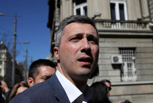 Лидера крайне правой партии «Двери» Бошко Обрадович около резиденции президента
