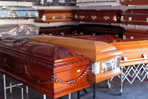 В Волжском мальчик похоронил маму, умершую в очереди к врачу