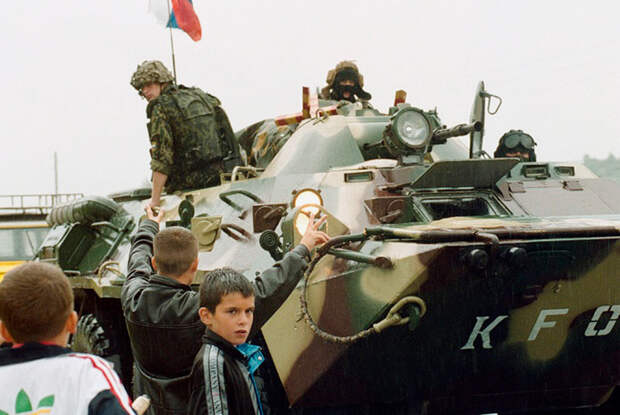 Колонна боевой техники российских миротворческих сил входит в Косово для урегулирования межнационального конфликта