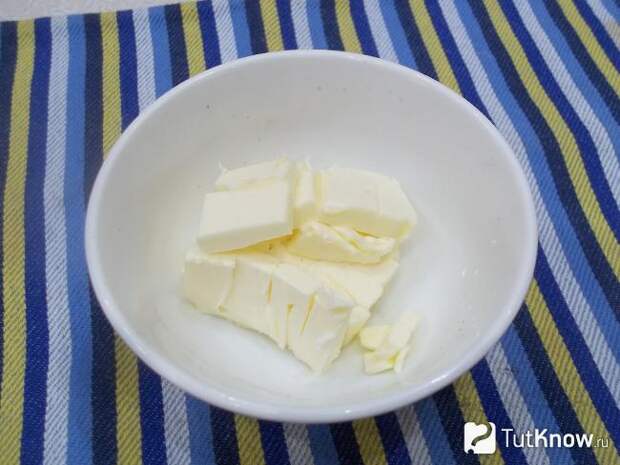 Масло нарезано и выложено в миску