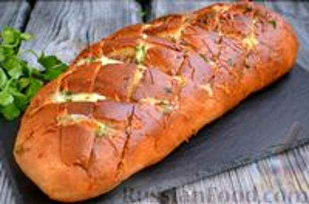 Фото к рецепту: Домашний хлеб, запечённый с пряным маслом, сыром и зеленью