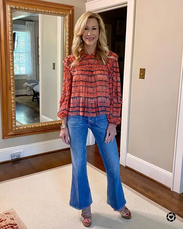 Снова в моде! Джинсы клеш для женщин после 40 лет: 11 стильных примеров