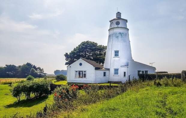 Старый маяк превратился в гостиный двор (Sir Peter Scott Lighthouse). | Фото: bridgewatch.org.uk.