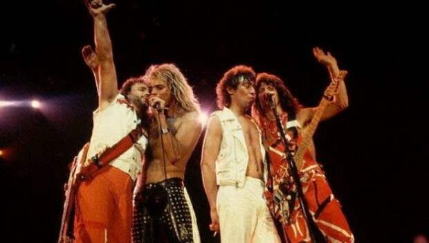 Группа Van Halen потребовала чтобы в гримерке перед концертом были драже всех цветов кроме коричневого