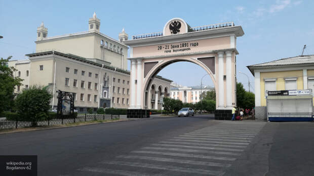 Видео, как в Улан-Удэ вандал потушил Вечный огонь и сбежал, попало в Сеть